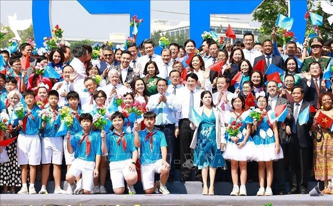 El premier Pham Minh Chinh y delegados participantes en el Festival Cultural por la Paz. (Fuente: VNA)