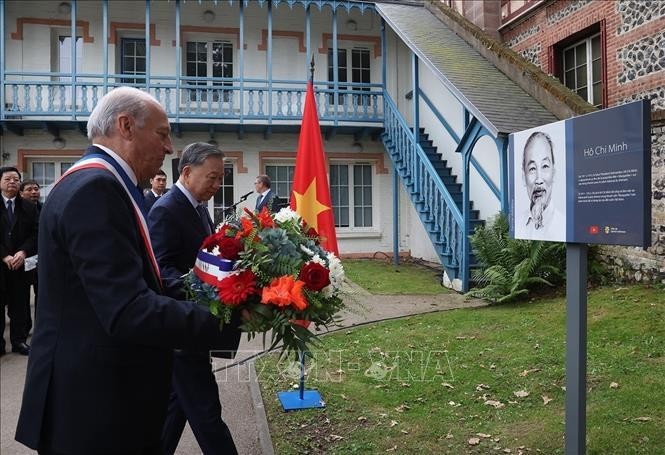 El secretario general del Partido Comunista y presidente de Vietnam, To Lam, y el alcalde de la ciudad de Sainte-Adresse, Hubert Dejean de la Batie, depositan flores ante la placa conmemorativa dedicada al Presidente Ho Chi Minh. (Fuente: VNA)