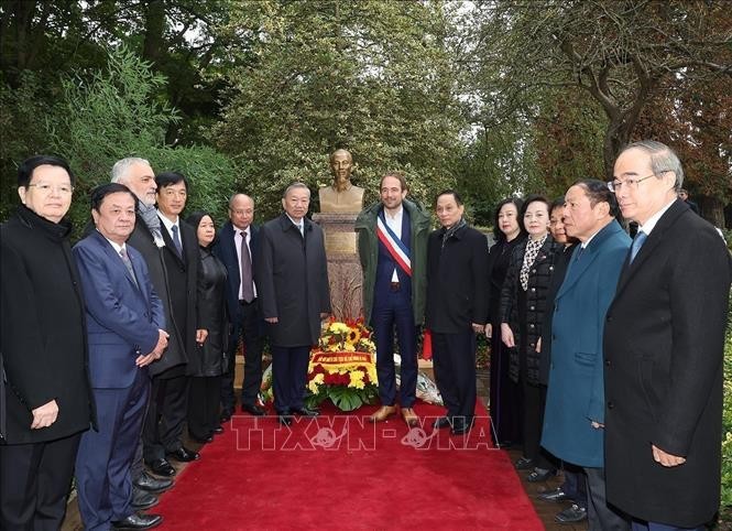 El secretario general del Partido Comunista y presidente de Vietnam, To Lam (séptima persona desde la izquierda), y los delegados de Vietnam y Francia ante el busto dedicado al Presidente Ho Chi Minh en el parque Montreux, ciudad de Montreuil, Francia. (Fuente:VNA)