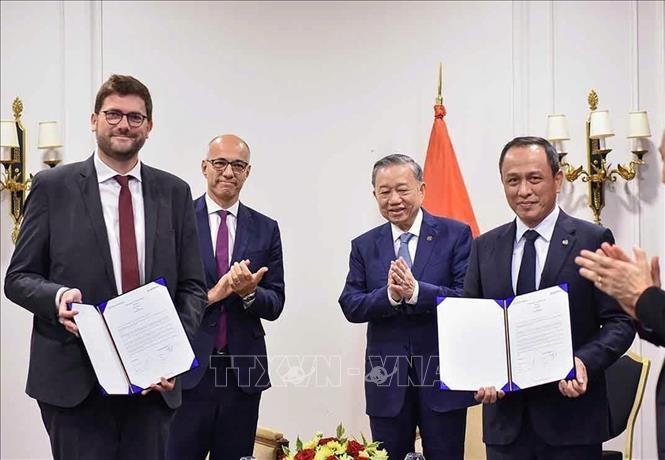 El secretario general del Partido Comunista de Vietnam y el presidente del país, To Lam (segunda persona desde la derecha) presencia la entrega de los documentos de cooperación entre Safran y Vietjet. (Fuente: VNA)