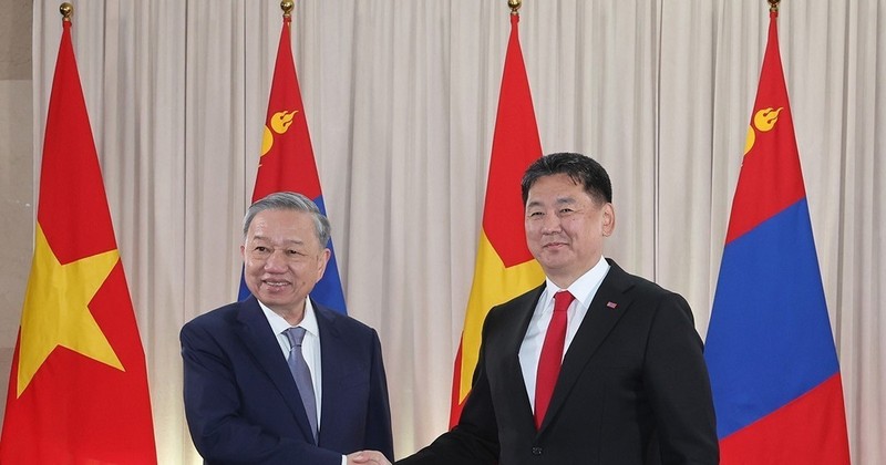 El secretario general del Partido Comunista y presidente de Vietnam, To Lam, y el presidente de Mongolia, Ukhnaagiin Khurelsukh, en Ulan Bator, el 30 de septiembre. (Foto: VNA)