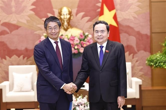 El presidente de la Asamblea Nacional de Vietnam, Tran Thanh Man (en la derecha), y el embajador nipón en Vietnam, Ito Naoki (Fuente: VNA)