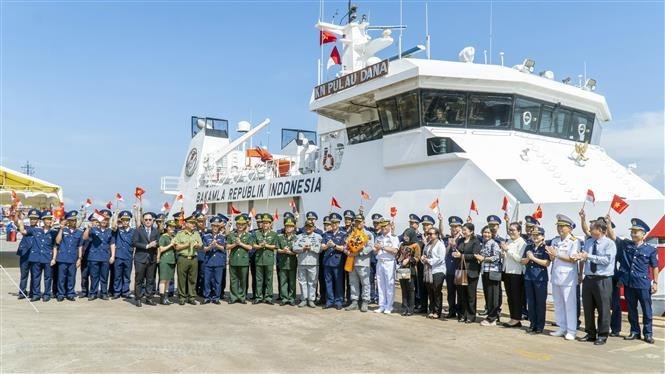 Representantes vietnamitas e indonesios se tomaron una foto de recuerdo en en el puerto PTSC de la ciudad de Vung Tau. (Foto: VNA)