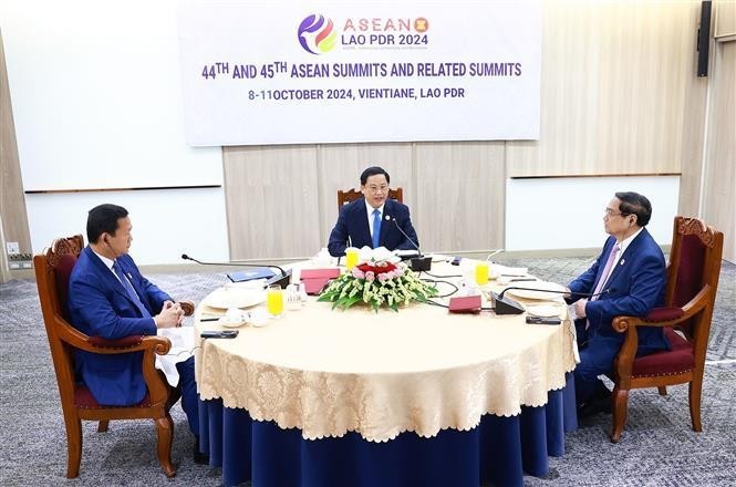 El primer ministro de Vietnam, Pham Minh Chinh, y sus homólogos de Laos, Sonexay Siphandone, y de Camboya, Samdech Thipadei Hun Manet, sostuvieron un desayuno de trabajo. (Fuente: VNA)