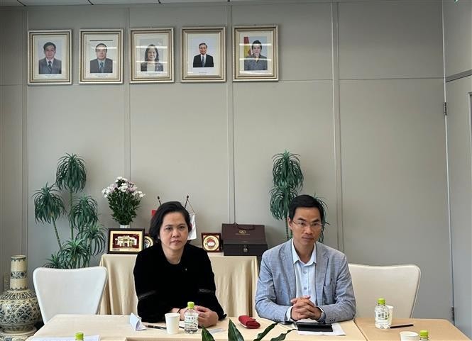 La cónsul general de Vietnam en la prefectura japonesa de Fukuoka, Vu Chi Mai, dialogó con el director adjunto del Centro Nacional de Innovación (NIC), Vu Tien Thinh (Fuente:VNA)