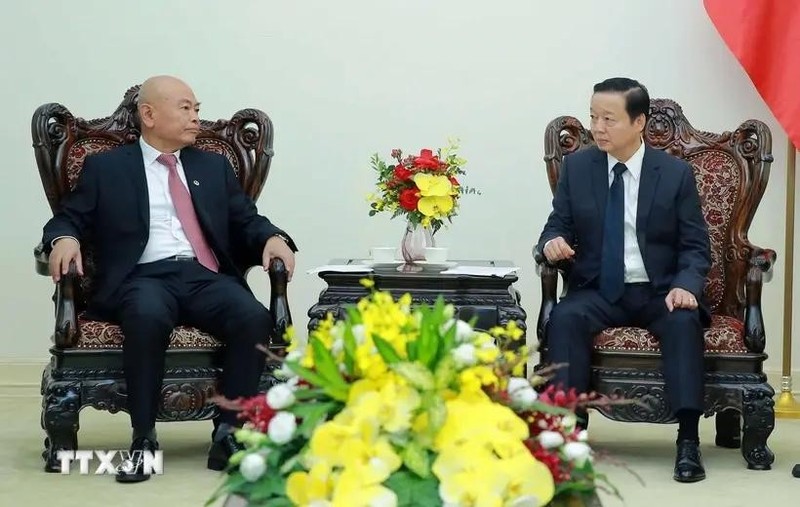 El viceprimer ministro de Vietnam Tran Hong Ha (derecha) recibe a Chen Yun, presidente de la Corporación Ferroviaria de China (CREC). (Fuente: VNA)