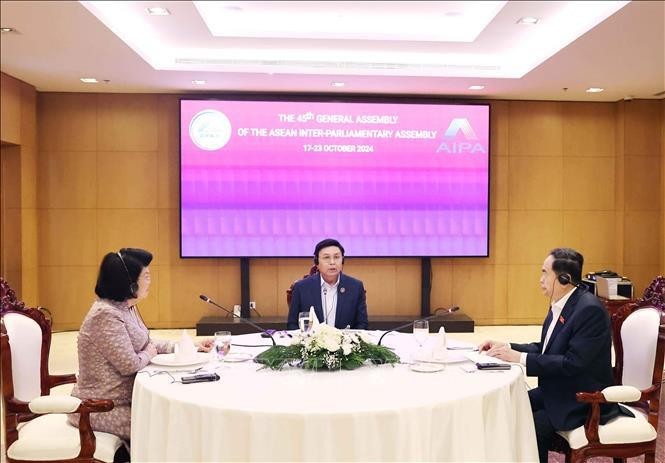 El presidente de la Asamblea Nacional de Vietnam, Tran Thanh Man, y sus homólogos de Laos, Saysomphone Phomvihane, y de Camboya, Khuon Sudary, sostienen un desayuno de trabajo. (Fuente: VNA)