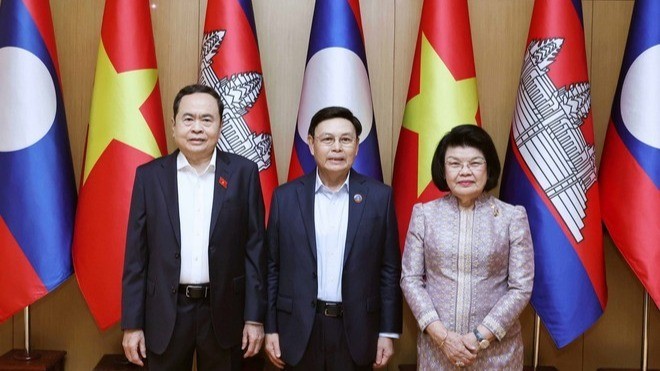 Los dirigentes legislativos de Vietnam, Tran Thanh Man (a la izquierda); de Laos y presidente de la Asamblea Interparlamentaria de la Asean, Saysomphone Phomvihane; y de Camboya, Samdech Khuon Sudary.