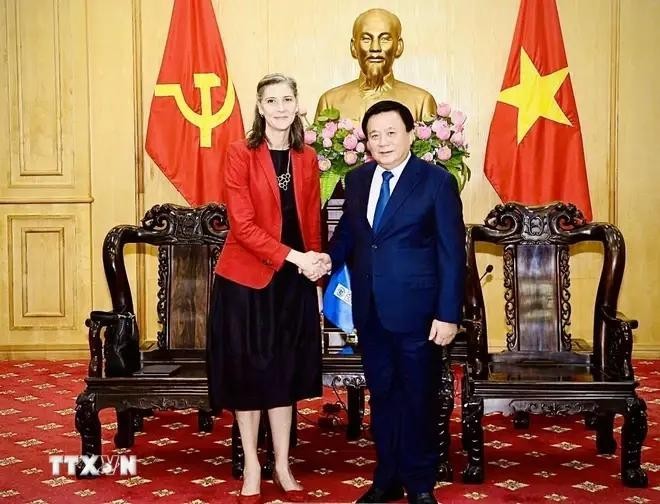 El director de la Academia Nacional de Política de Ho Chi Minh y presidente del Consejo Teórico Central, Nguyen Xuan Thang, y la representante residente del Programa de las Naciones Unidas para el Desarrollo (PNUD) en Hanói, Ramla Khalidi (Fuente: VNA)