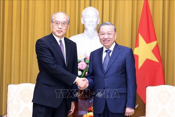 El secretario general del Partido Comunista y presidente de Vietnam, To Lam, recibió a Zhang Jun, presidente del Tribunal Popular Supremo de China. (Fuente:VNA)