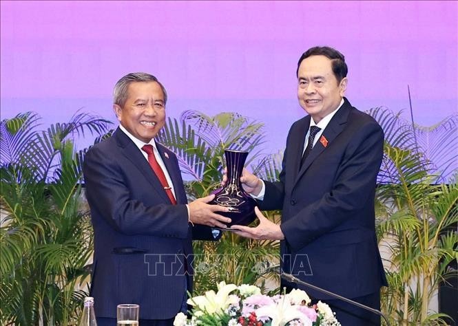 El presidente de la Asamblea Nacional de Vietnam, Tran Thanh Man, y Boviengkham Vongdara, ministro de Tecnología y Comunicaciones de Laos y titular de la Asociación de Amistad Laos-Vietnam. (Fuente:VNA)