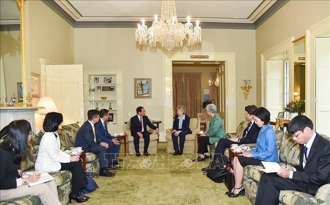 El viceprimer ministro y canciller de Vietnam, Bui Thanh Son, sostuvo un encuentro de trabajo con la gobernadora de Australia del Sur, Frances Adamson. (Fuente:VNA)