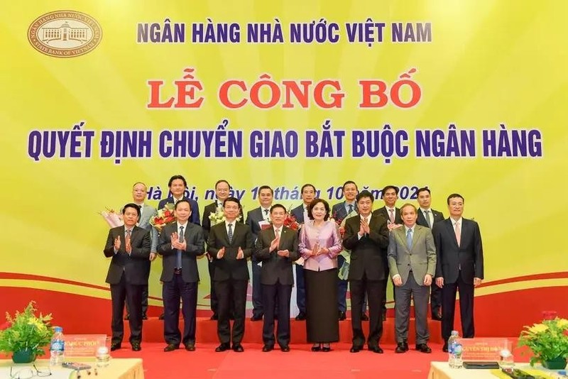 El viceprimer ministro Ho Duc Phoc, los líderes del Banco Estatal de Vietnam y los líderes de los cuatro bancos (Fuente: Vietnam+)