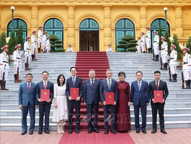 El secretario general del Partido Comunista y presidente de Vietnam, To Lam, y los nuevos embajadores vietnamitas en el extranjero (Fuente: VNA)