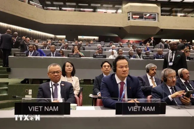 El subjefe del Comité de Asuntos Exteriores de la Asamblea Nacional de Vietnam, Nguyen Manh Tien, con el embajador Mai Phan Dung, el jefe de la delegación vietnamita en Ginebra en la cita (Foto: VNA).