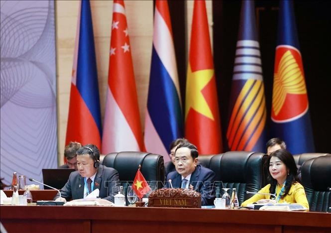 El presidente de la Asamblea Nacional de Vietnam, Tran Thanh Man (en el medio), en la reunión del Comité Ejecutivo de AIPA. (Fuente: VNA)