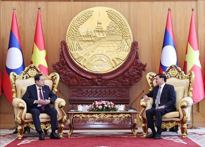 El presidente de la Asamblea Nacional de Vietnam, Tran Thanh Man (izquierda) y el secretario general del Partido Popular Revolucionario de Laos y presidente del país, Thongloun Sisoulith (Fuente: VNA)