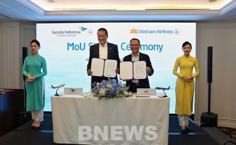 La aerolínea de bandera nacional Vietnam Airlines y Garuda Indonesia firman un memorando de entendimiento. (Fuente: Bnews)