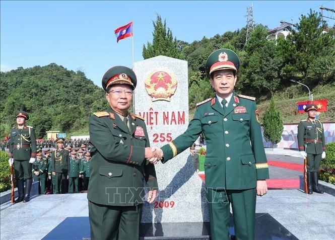 El general Phan Van Giang, ministro de Defensa de Vietnam y el vicepremier y titular de Defensa de Laos, general Chansamone Chanyalath, en el hito Iimítrofe 255 de la puerta fronteriza de Long Sap. (Fuente:VNA)