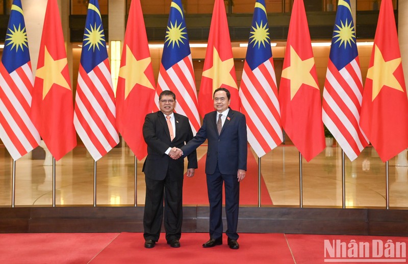 El presidente de la Asamblea Nacional de Vietnam, Tran Thanh Man (derecha), y el titular de la Cámara de Representantes de Malasia, Tan Sri Dato' Johari Bin Abdul. (Fotografía: Nhan Dan)