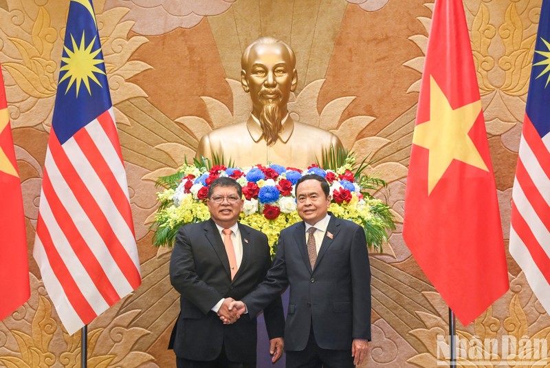 El presidente de la Asamblea Nacional de Vietnam, Tran Thanh Man, se reúne con el titular de la Cámara de Representantes de Malasia, Tan Sri Dato’ Johari Bin Abdul. (Fotografía: VNA)