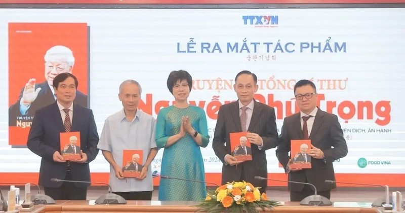 La directora general de la VNA, Vu Viet Trang, regala el libro a los delegados (Foto: VNA)