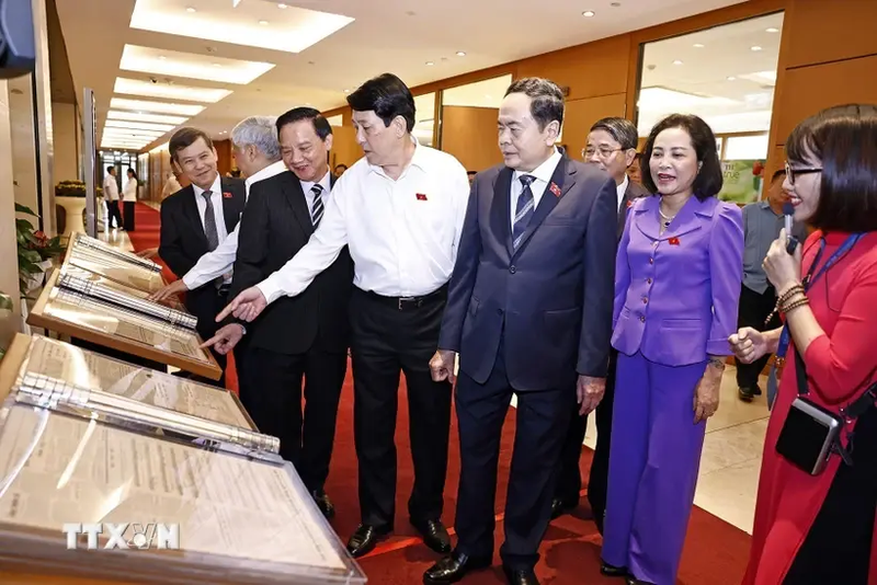 El presidente de Vietnam, Luong Cuong, y el titular de la Asamblea Nacional, Tran Thanh Man, contemplaron hoy la exposición sobre el Diario de la Asamblea Nacional y las primeras elecciones generales (Fuente: VNA)