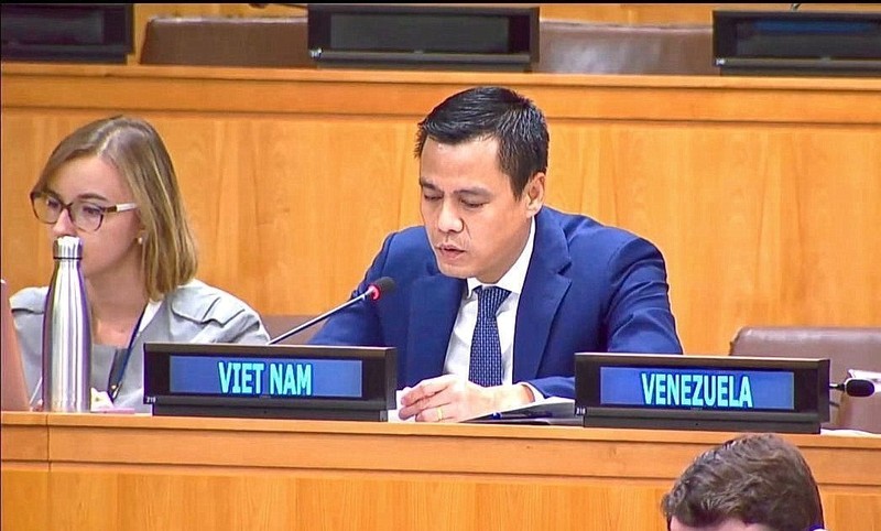 El embajador Dang Hoang Giang, jefe de la misión permanente del país indochino ante las Naciones Unidas (ONU), interviene en la sesión de debate (Fuente: VNA)