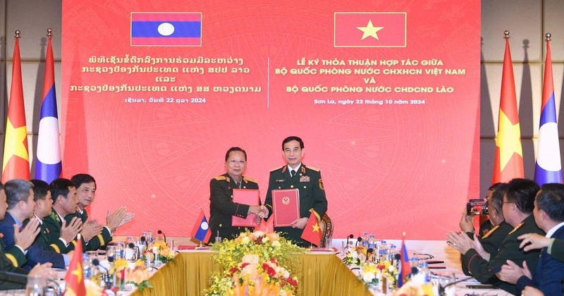 Firma de un acuerdo de cooperación entre los Ministerios de Defensa de Vietnam y Laos (Foto: VNA)