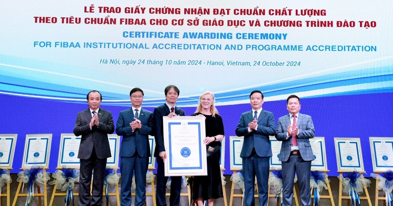 La Universidad Nacional de Economía ( UNE ) de Vietnam recibe un certificado de la Fundación para la Acreditación de la Administración de Empresas Internacionales (FIBAA).