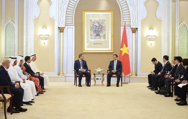 El primer ministro de Vietnam, Pham Minh Chinh, recibe a representantes de varias corporaciones líderes en los Emiratos Árabes Unidos. (Foto: VNA)