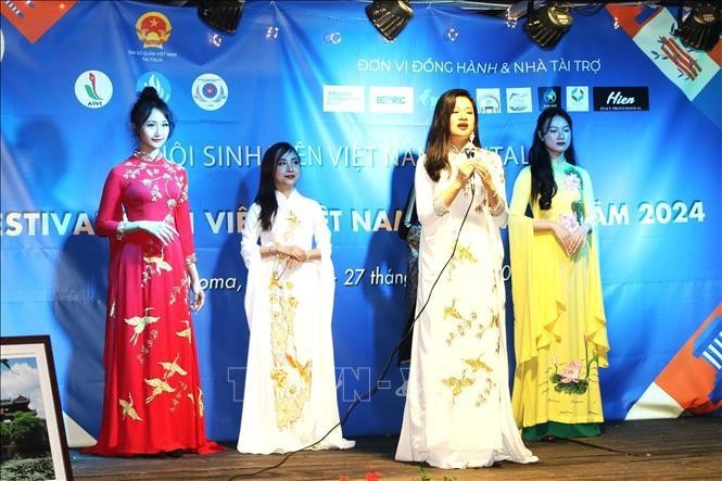 Estudiantes vietnamitas realizan desfile de moda en el festival. (Fuente:VNA)