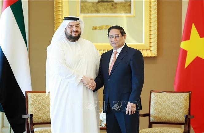 El primer ministro de Vietnam, Pham Minh Chinh (derecha) dialogó con el ministro de Inversiones de EAU, Mohamed bin Hassan Alsuwaidi (Fuente: VNA)