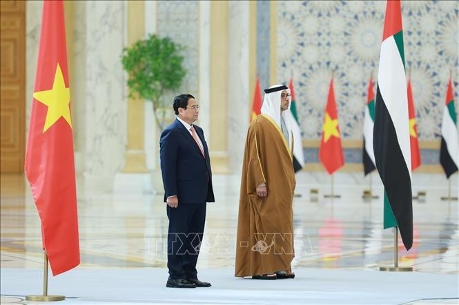 El vicepresidente de los Emiratos Árabes Unidos (EAU), Sheikh Mansour bin Zayed Al Nahyan, ofreció una ceremonia oficial de bienvenida con 21 disparos de salvas de cañones en el Palacio Presidencial en Abu Dhabi para el primer ministro de Vietnam, Pham Minh Chinh. (Fuente: VNA)