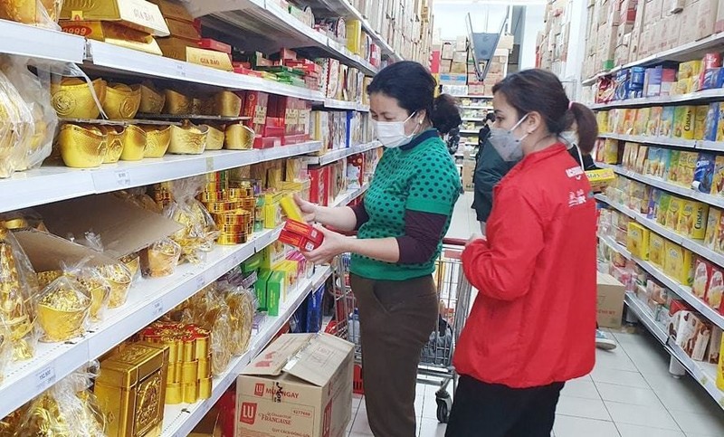 Los consumidores eligen productos en el supermercado Big C Long Bien, distrito de Long Bien. (Fuente: hanoimoi.vn)