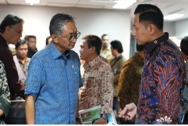 El ministro Coordinador de Infraestructura y Desarrollo Regional de Indonesia, Agus Harimurti Yudhoyono (derecha), se reunió con el ministro de Obras Públicas, Dody Hanggodo (Fuente: ANTARA)