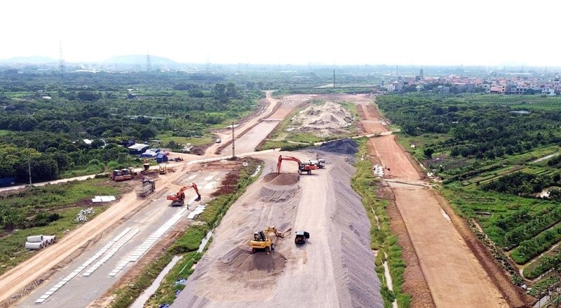 Se construyen la carretera de circunvalación 4 - Región de la capital de Hanói (tramo que pasa por el distrito de Quoc Oai). (Fuente: VNA)