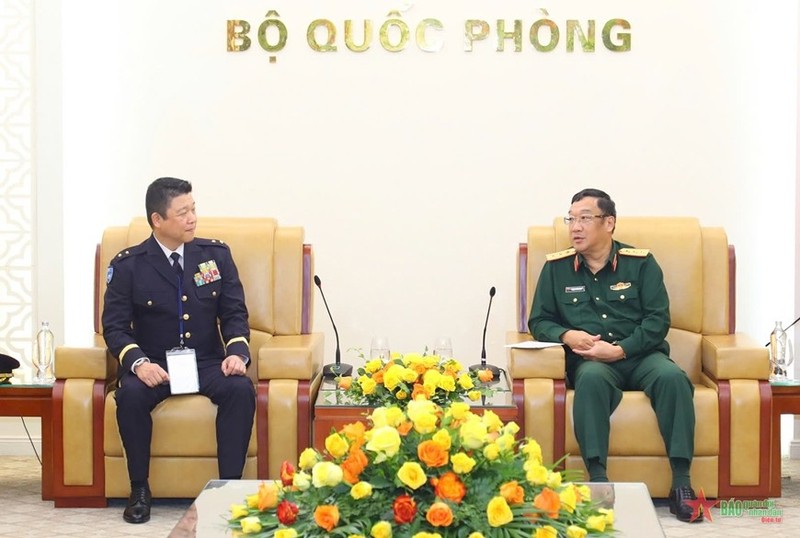 En el encuentro entre el coronel general Pham Hoai Nam (derecha), viceministro de Defensa de Vietnam y el mayor general Aoi Kei, comandante del Comando del Sistema Directivo de Información de la Fuerza Terrestre de Autodefensa de Japón (Fuente: https://www.qdnd.vn/)