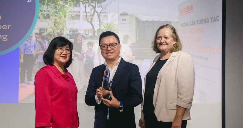 El presidente-editor del periódico Nhan Dan, Le Quoc Minh recibe el premio.