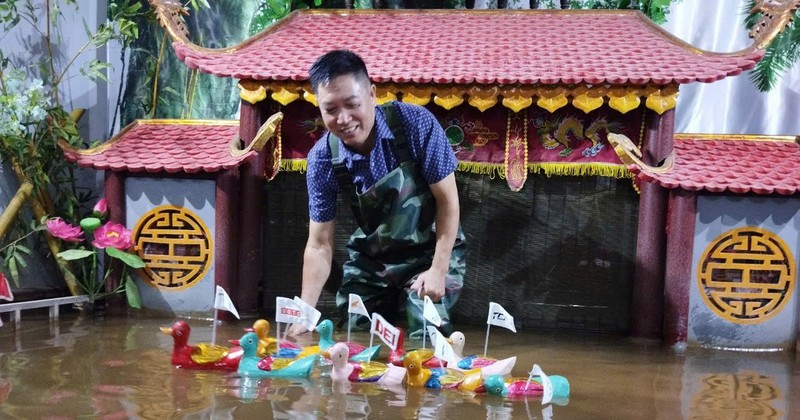 El artista Phan Thanh Liem y su escenario de marionetas acuáticas en miniatura.