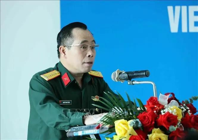 El subdirector del Departamento de Operaciones de Mantenimiento de la Paz, coronel Nguyen Nhu Canh, interviene en la cita (Foto: VNA)