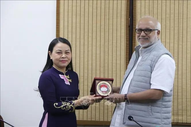 La vicepresidenta y secretaria general del Comité Central del Frente de la Patria de Vietnam, Nguyen Thi Thu Ha, y el jefe del Comité de Asuntos Exteriores del Partido Comunista de la India, Mariam Alexander Baby. (Fuente: VNA)