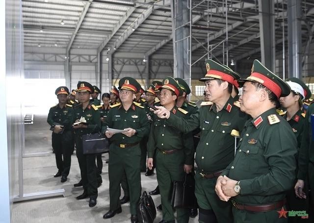 La delegación supervisa el área de exhibición interior. (Foto: qdnd.vn)