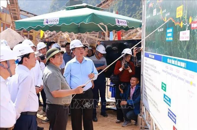 El primer ministro vietnamita, Pham Minh Chinh, inspecciona la implementación del proyecto de autopista Dong Dang (Lang Son) – Tra Linh (Cao Bang) (Foto: VNA)