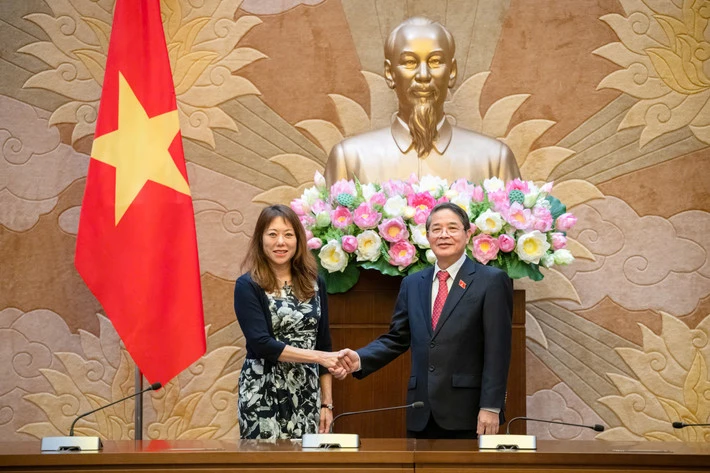 El vicepresidente de la Asamblea Nacional de Vietnam, Nguyen Duc Hai (derecha), recibióa la tesorera del estado estadounidense de California, Fiona Ma (Fuente: VNA)