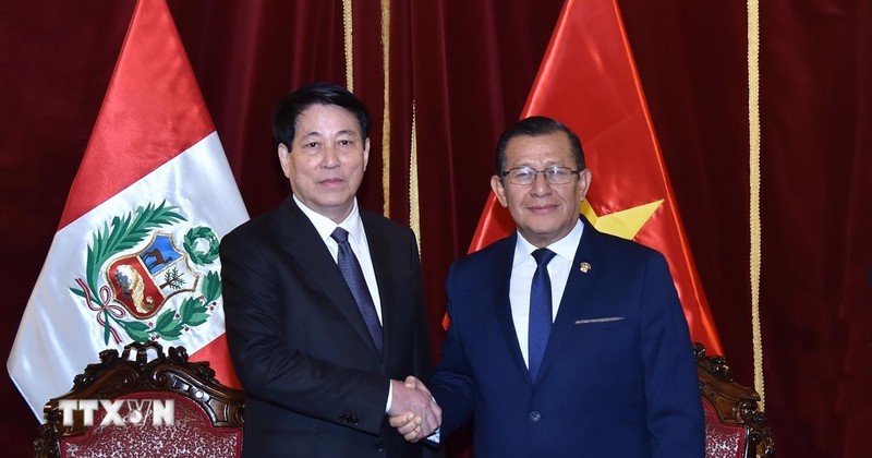 Presidente de Vietnam se reúne con titular del Congreso de Perú.