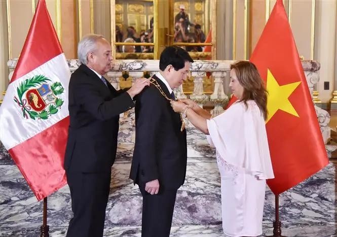 La presidenta de Perú, Dina Ercilia Boluarte Zegarra, condecoró con la Orden "El Sol del Perú", en el grado de Gran Cruz, a su homólogo vietnamita, Luong Cuong. (Fuente: VNA)