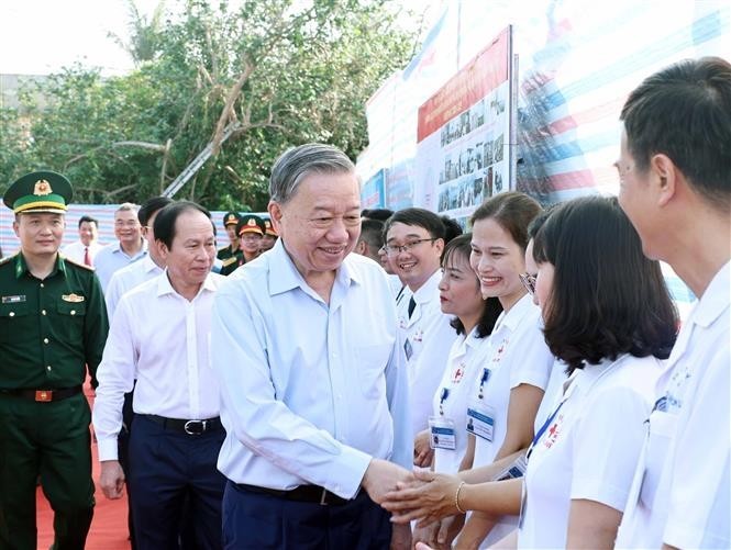 El secretario general del Partido Comunista de Vietnam (PCV), To Lam sostuvo un viaje de trabajo al distrito insular de Bach Long Vi (Fuente: VNA)