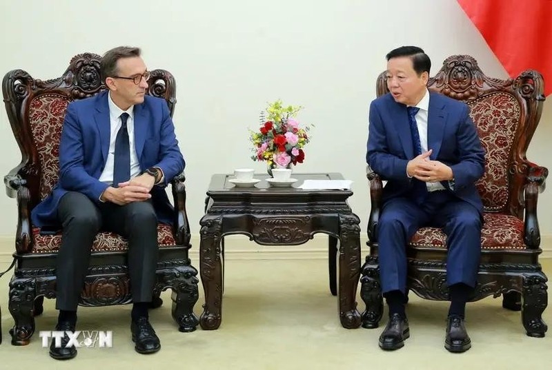 El viceprimer ministro de Vietnam Tran Hong Ha recibe a Mathieu Friedberg, vicepresidente del Grupo de Transporte Marítimo y Logística de Francia. (Foto: VNA)