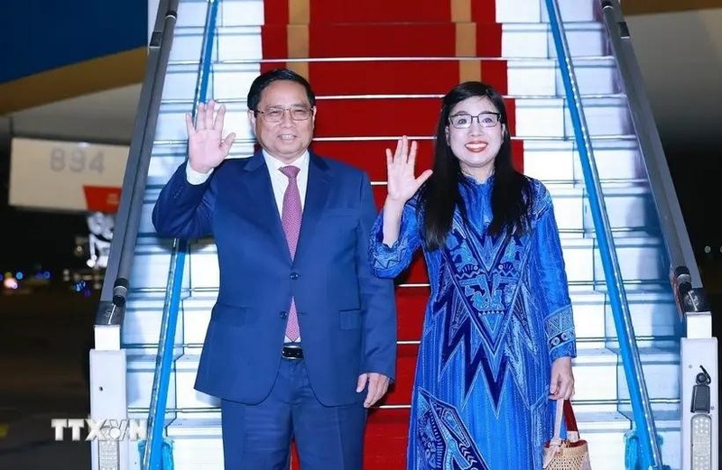 El primer ministro Pham Minh Chinh y su esposa partieron de Hanói para asistir a la Cumbre del G20 en Brasil y visitar oficialmente la República Dominicana el 16 de noviembre. (Foto: VNA)